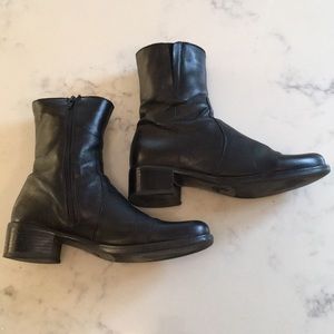 La Canadienne Black Zip Winter Boots